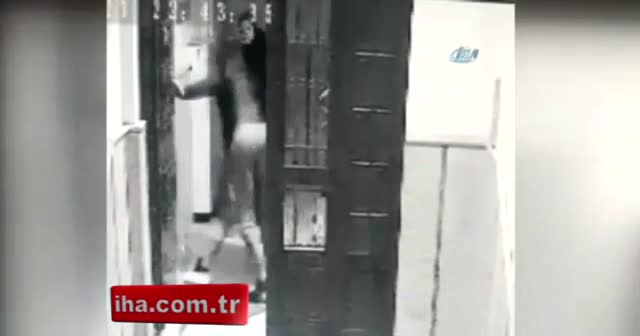 Arkadaşını kendi karısına satırla saldırttı