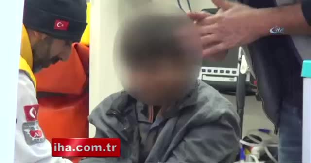 Atlamak üzere olan genci itfaiye amiri son anda tutarak kurtardı