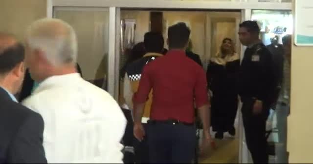 Bahçe duvarını örerken akrep sol ayak parmağından soktu