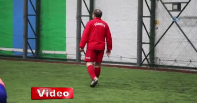 Bakan Osman Aşkın Bak yeşil sahaya çıktı