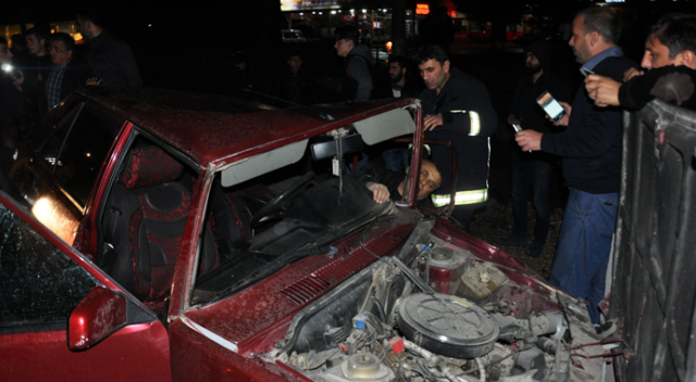 Bariyerlere çarpan otomobilde can pazarı