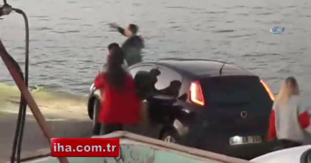 Başka kızla yakaladığı sevgilisini tokatlayıp, sakallarını yoldu