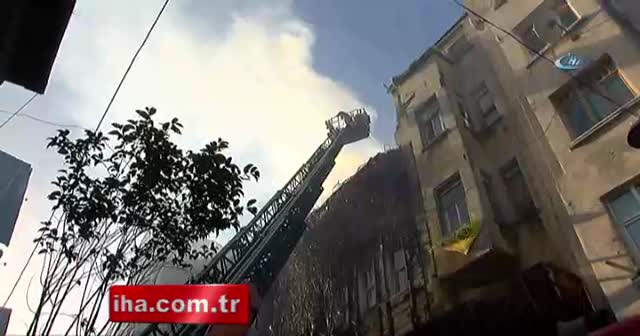 Beyoğlu'nda 5 katlı ahşap binada yangın
