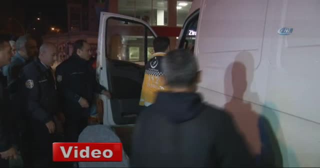 Bıçaklanan şahıs polisten yardım isteyerek kurtuldu