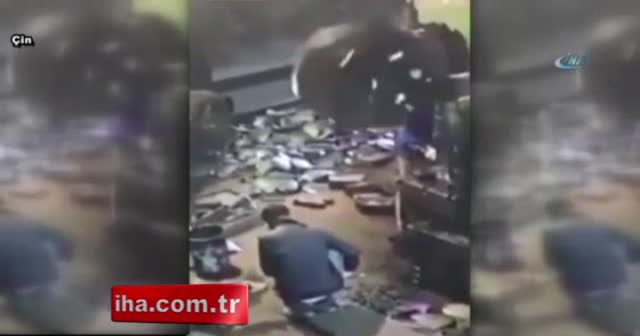 Dev tekerlek işçinin üzerine böyle düştü