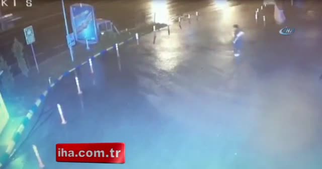 El frenini çekilmeyen aracının E-5’e uçması kamerada