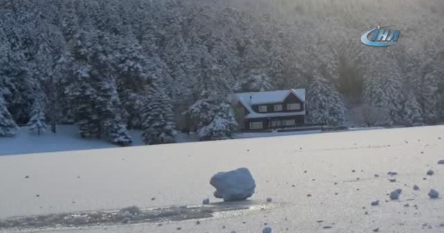 Gölcük Tabiat Parkı’ndaki göl buz tuttu