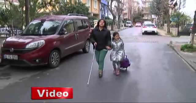 Görme engelli Ayşenur Yağcı kızıyla hayata tutundu