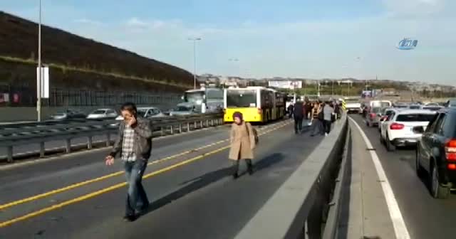 İki metrobüs kafa kafaya çarpıştı: Yaralılar var...