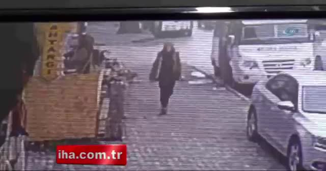 İnşaatın kalıp demiri genç kızın üzerine işte böyle düştü!