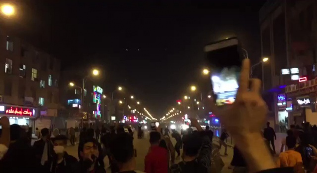 İran'da göstericiler polisle çatıştı
