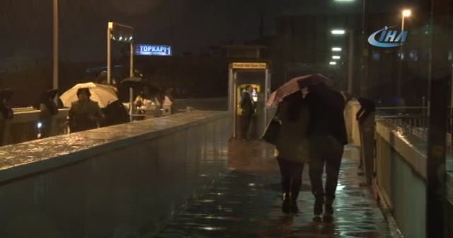 İstanbul'da sağanak yağış etkisini arttırdı