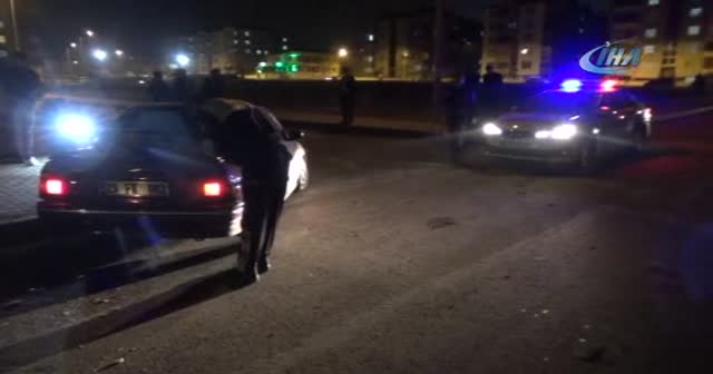 Kaldırımda yürüyen anne ve kıza araba çarptı