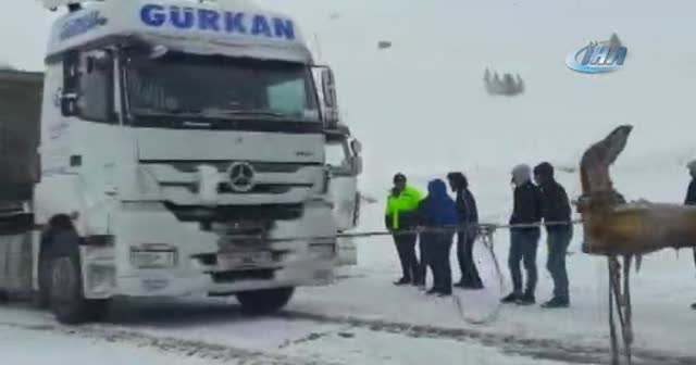 Kar ve tipiden kapanan yolda, kalp krizi geçirip öldü