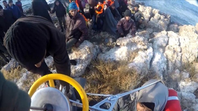 Kayalıklarda mahsur kalan göçmen anne-kızın kurtarılma anı