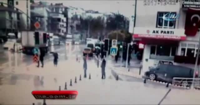 Kırmızı ışıkta geçen yayaya kamyon çarptı: 1 ölü