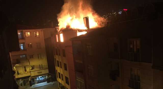 Madde bağımlıları 4 katlı binada yangın çıkardı