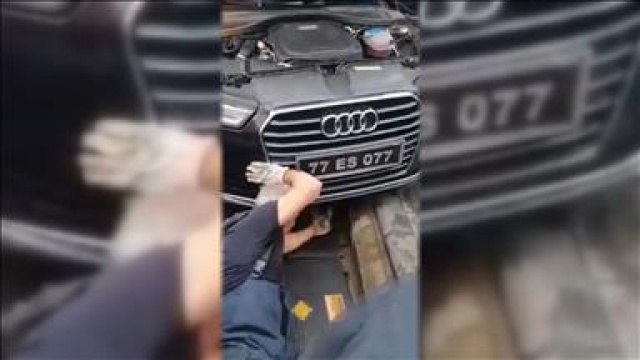 Makam aracının motor kısmına giren kediyi itfaiye çıkardı