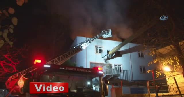 Mobilya fabrikasının çatısı alev alev yandı