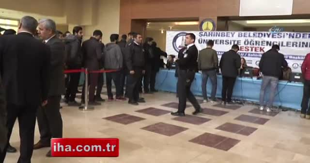 Öğrenciler 200 TL’lik destek için uzun kuyruklar oluşturdu