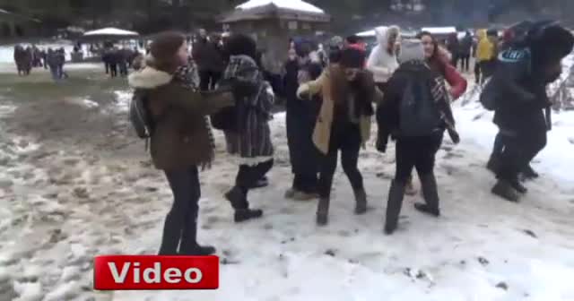 Öğrenciler soğuğa aldırmadan horon tepti
