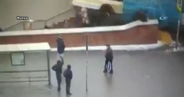 Otobüs yayaların arasına daldı: 5 ölü, 15 yaralı