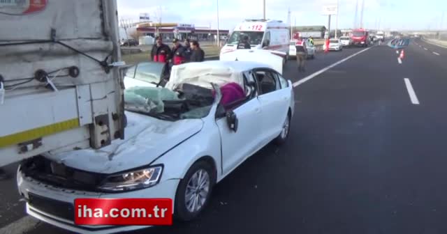 Otomobil, 130 kilometre hızla tıra çarptı: 1 ölü, 1 yaralı