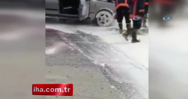 Seyir halindeki yanan otomobil paniğe neden oldu