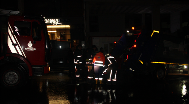 Şişli’de şiddetli yağmurla oluşan çukura 2 araç düştü