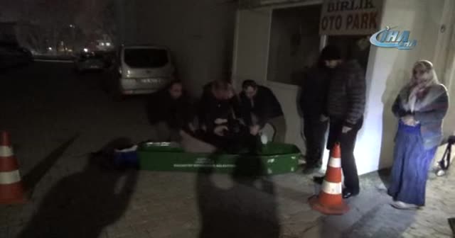 Sokak ortasında ölen kadının cenazesi 4.5 saat sonra kaldırıldı