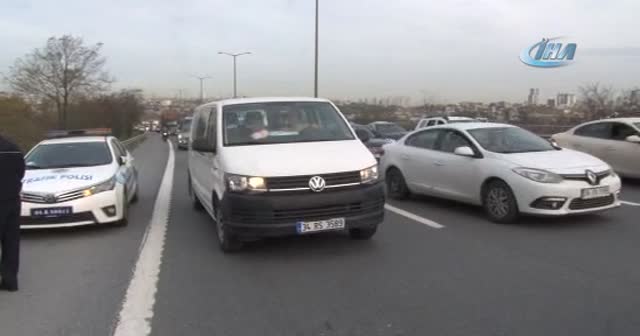 TEM'de motosiklet kamyonun altına girdi: 1 ölü
