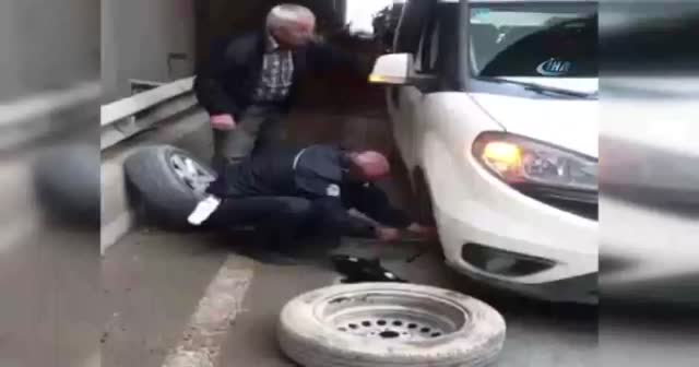 Trafik polisi yolda kalan vatandaşın lastiğini değiştirdi
