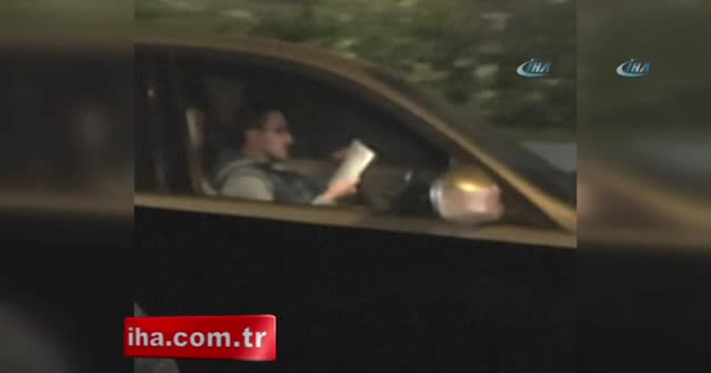Trafikte kitap okuyan sürücünün ehliyetine el konuldu