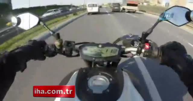 Trafikte terör saçan motosikletli kamerada