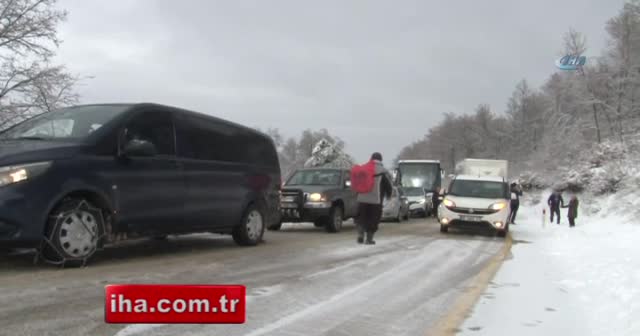 Uludağ'da kar yüzünden yol kapandı kilometrelerce kuyruk oluştu
