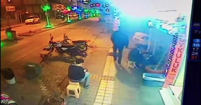 Uyuyan köpeğe tekme attı