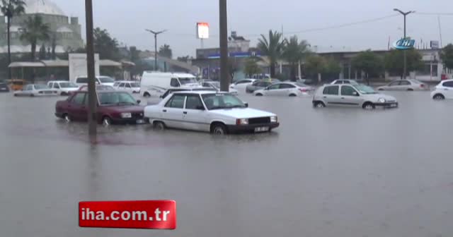 Adana Otogarı'nda araçlar sular altında kaldı