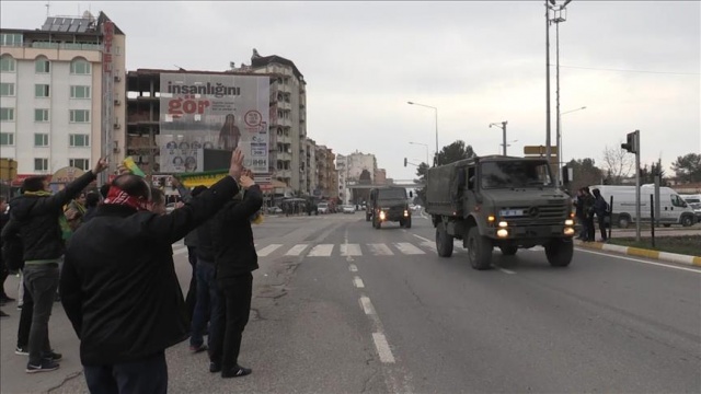 Adıyaman’da vatandaşlardan askere sevgi gösterisi