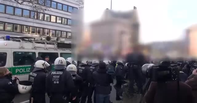Almanya'da yasa dışı PKK yürüyüşü durduruldu