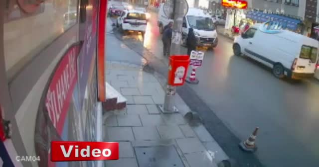 Aniden yola fırlayan çocuğa minibüs böyle çarptı