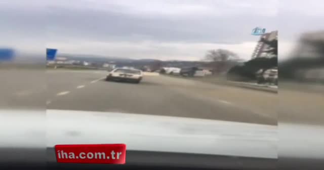 Aracın camından çıkan tahtalar trafiği tehlikeye soktu