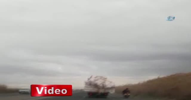 Aşırı yüklü kamyonet kazaya davetiye çıkardı