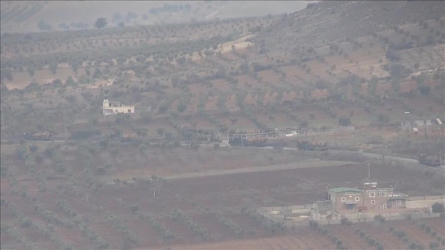 Askerî araçlar Kilis sınırından Afrine doğru ilerliyor
