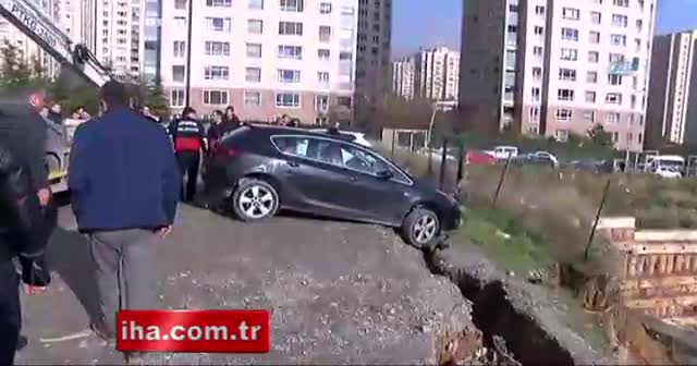 Ataşehir Belediyesi'nin otoparkında göçük meydana geldi