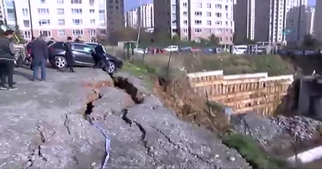 Ataşehir'de toprak kayması