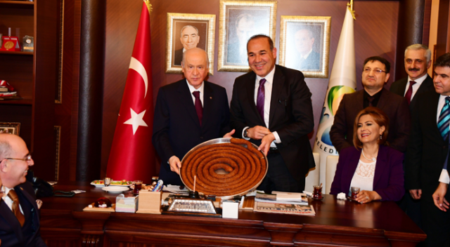 Bahçeli'ye tepside halka tatlı