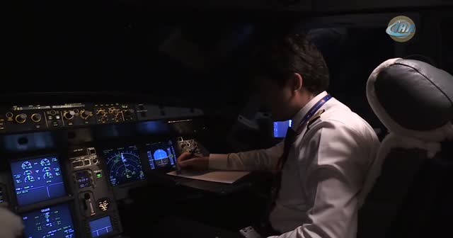 Başbakan Yıldırım, kokpite girip telsizden seslendi