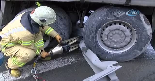 Basın Ekspres yolunda tır yoldan çıktı, trafik durdu