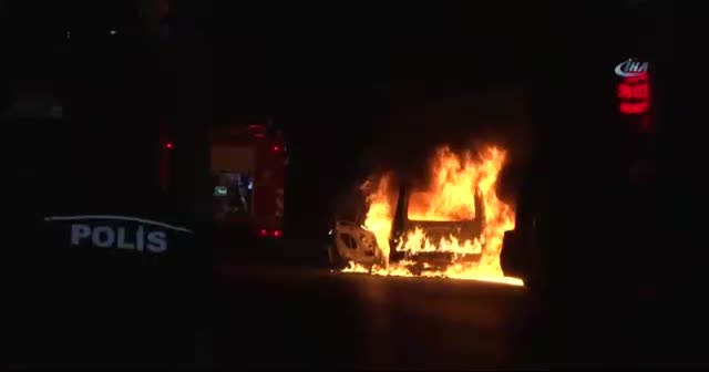 Beyoğlu’nda polis aracı alev alev yandı