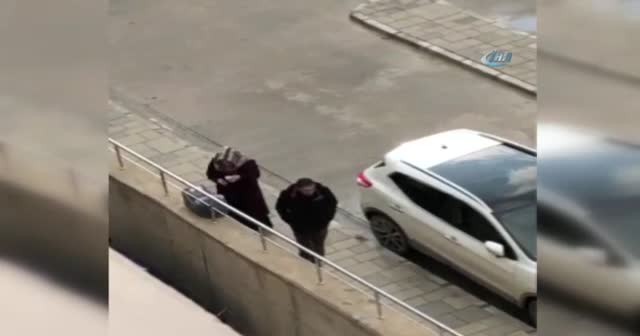 Canavar adam kadına tekme üstüne tekme attı